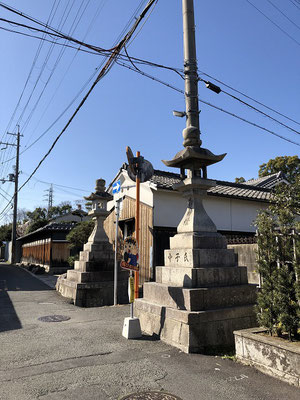 灯篭と飛び出し坊やを目印に右にお入りください。約30m先に看板があります。
