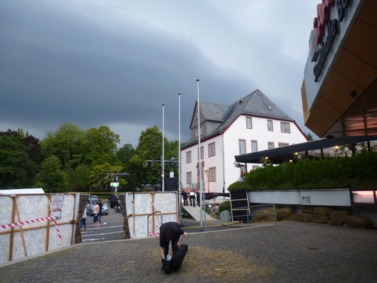 Die Gewitterfront mit Starkregen rollt an