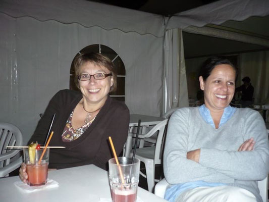 Die Mädels an Cocktails