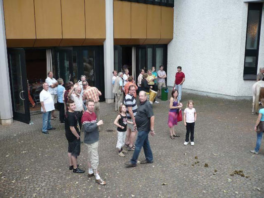 Neugierig schauen die Darsteller der ersten Pferdeprobe an der Stadthalle zu.