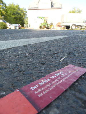 Wo eben noch das Publikum gebannt dem Theater lauscht, ist heute wieder nur ein Parkplatz
