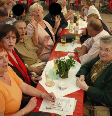 Regie und Darsteller an Schelmenspielertisch