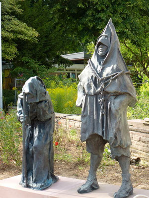 Ein großer Moment. Heute wurde die Bronzefigur des Kräuberweib enthüllt. Sie steht direkt neben der Freilichtbühne neben dem Henker von Bergen.