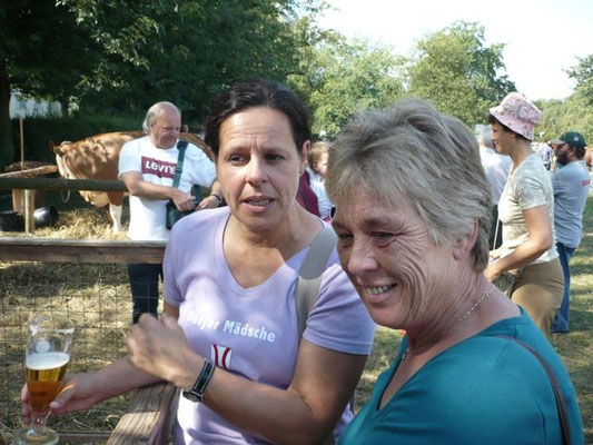 Gemüsefrau und Chefin an Ziegengehege