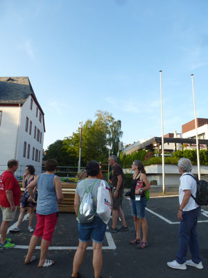 Vor der Schelmenburg wird es sichtlich leerer