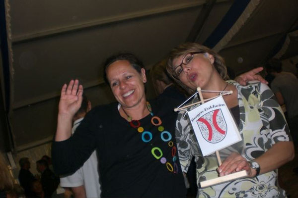 Anja und Wiebke ... abends im Festzelt
