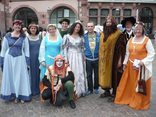 Das Team von SAT 1 leiht uns mal kurz Ralf Schmitz aus... nur das mit dem Kostüm passt nicht so ganz;-)