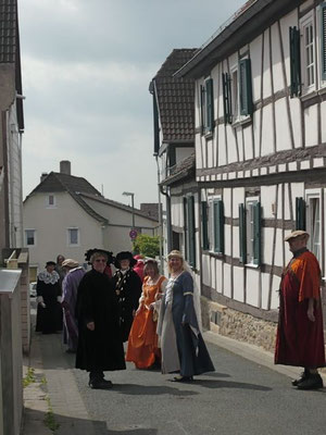 Die Schelmenspieler auf dem Weg in die Schöne Aussicht zum Ehrenvorsitzenden