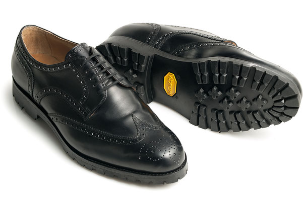 Fullbrogue Derby (Budapester), Obermaterial Schwarzes Anilincalf, Zwischensohle genäht + Vibram Gummisohle mit Bergprofil (Roccia)