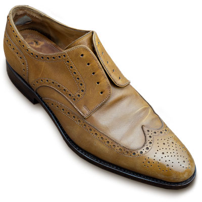 Vorher: Schuh mit durchgescheuertem Fersenfutter und defekter Decksohle