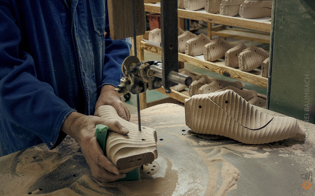 Hier wird der grob geformte Leisten nach technischen Erfordernissen zersägt. Die Teilung ist notwendig, um den Leisten später wieder aus dem fertigen Schuh herauszubekommen.