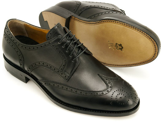 Fullbrogue Derby (Budapester), Obermaterial Frenchcalf schwarz, rahmengenäht mit Ledersohle, Absatz Leder / Gummi