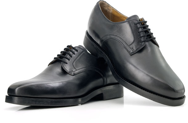 Plain Derby mit markanter Carreespitze aus schwarzem französischem Boxcalf mit weicher Vibram® Formsohle "Bologna".
