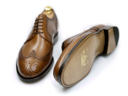 Fullbrogue Derby (Budapester), Obermaterial Frenchcalf Cognac, rahmengenäht mit Ledersohle, gestifteter Absatz Leder / Gummi