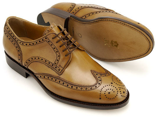 Fullbrogue Derby (Budapester), Obermaterial Frenchcalf Natur mit Antikfinish, rahmengenäht mit Ledersohle, Absatz Leder / Gummi