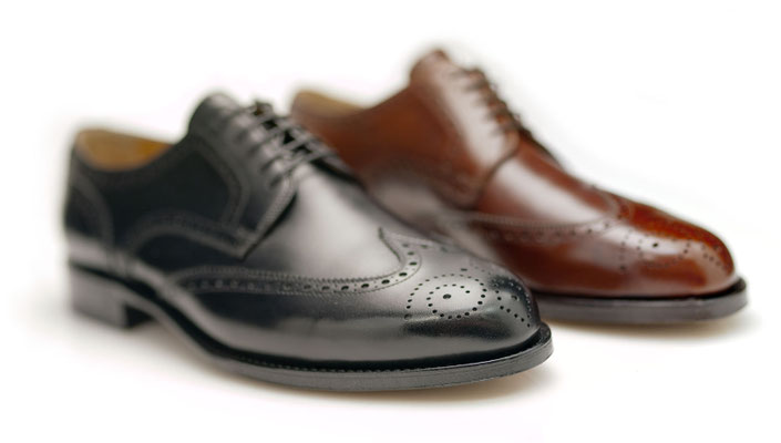 Zwei Fullbrogue Derby , Obermaterial Frenchcalf schwarz und braun, rahmengenäht mit Ledersohle, Absatz Leder / Gummi
