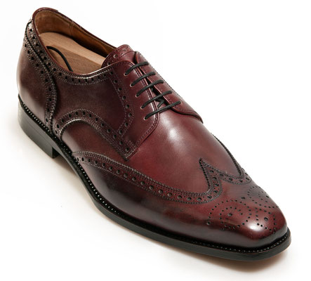 Fullbrogue Derby mit schlanker Carreespitze aus bordeauxrotem französischen Boxcalf , schwarzem Antikfinish und genähtem Lederboden.