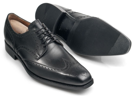 Fullbrogue Derby (Budapester), Obermaterial Schwarzes Anilincalf, Sohle rahmengenäht gedoppelt mit zusätzlicher Gummisohle