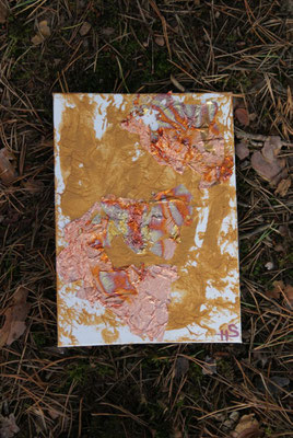 Länge: 18 cm / Breite: 13 cm (Acrylbasis/ Metallplättchen/ Leinwand)