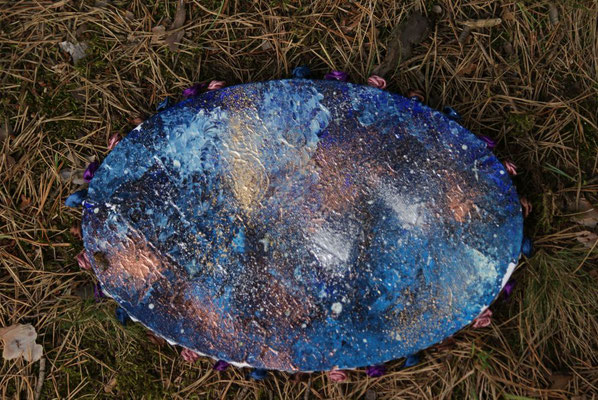 Länge: 19 cm / Breite: 30 cm (Acrylbasis/ Pigmente/ Leuchtfarbe/ Stoffblumen/ Leinwand)