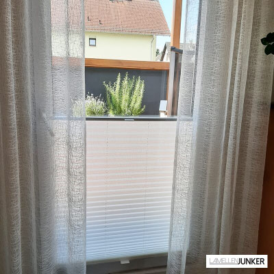 plissee-schlafzimmer-sichtschutz-von-lamellen-junker-langenselbold