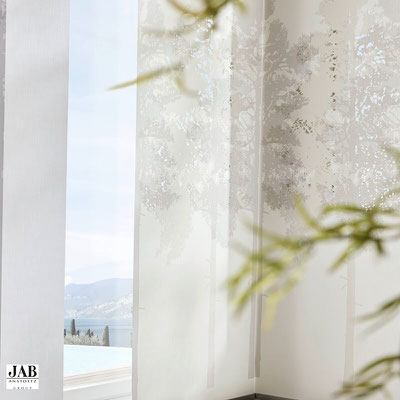 jab-schiebevorhang-wood-taupe-baum-wohnzimmer-lamellenjunker-gardinengeschaeft