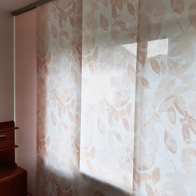 flaechenvorhang-im-schlafzimmer-angefertigt-von-lamellen-junker