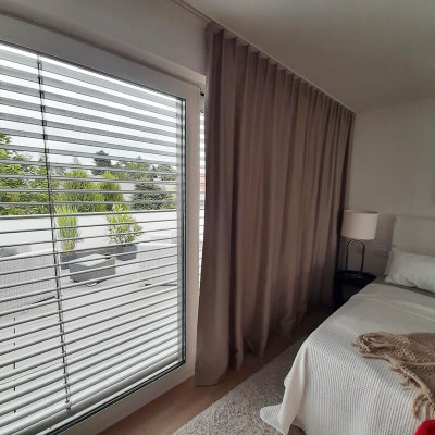 verdunklungsvorhaenge-schlafzimmer-hanau-angefertigt-von-lamellen-junker