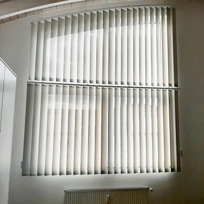 moderne-fensterlösung-im-schlafzimmer-hanau-lamellen-junker-gardinengeschaeft-langenselbold