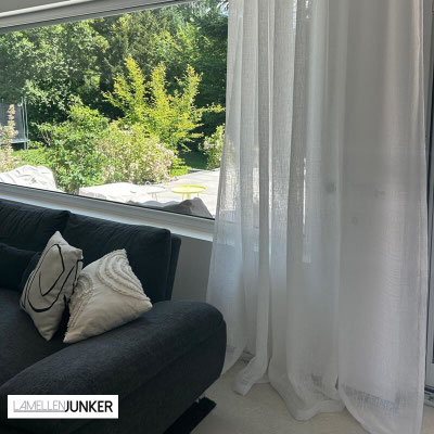 wohnzimmer-vorhaenge-weiss-angefertigt-von-lamellen-junker-hanau