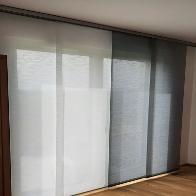 froße-fensterfront-mit-flaechenvorhang-von-lamellen-junker-gardinengeschaeft-langenselbold