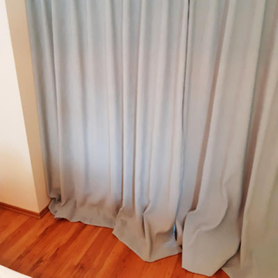 schlafzimmer-abdunkeln-mit-verdunklungsvorhang-von-lamellen-junker-langenselbold