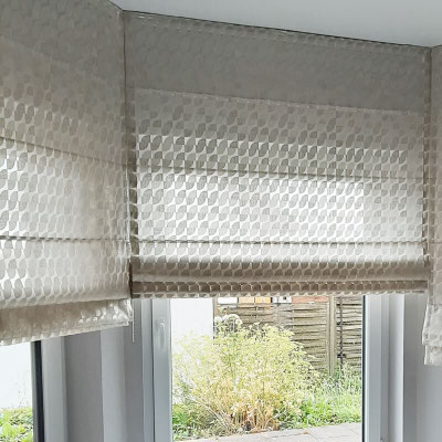 Raffrollos nach Maß als schöne Vorhänge am Erkerfenster im Wetteraukreis 