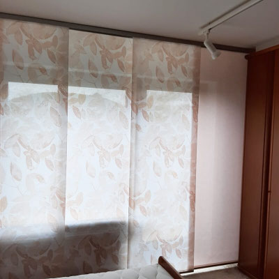 moderner-flaechenvorhang-für-großes-fenster-im-schlafzimmer-freigericht-lamellen-junker