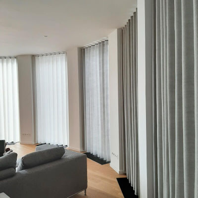 Wellenvorhänge mit flachen Schienen im Wohnzimmer in Offenbach am Main