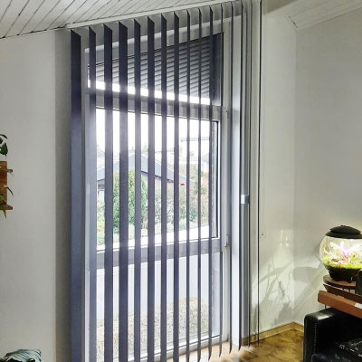 lamellenvorhang-moderne-fensterlösung-im-schlafzimmer-alzenau