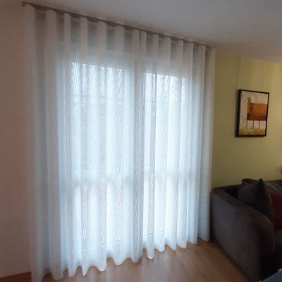 stilvolle-gardinen-weiß-wohnzimmer-main-kinzig-kreis