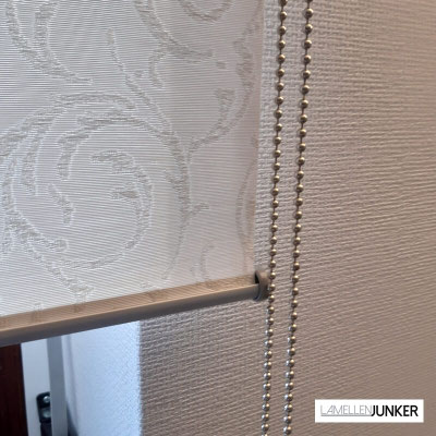 sonnenschutz-nach-maß-rollo-mit-kettenbedienung-lamellen-junker