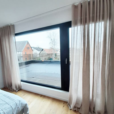 schlafzimmer-hell-gestalten-mit-gardinen-in-leinen-offwhite-lamellen-junker