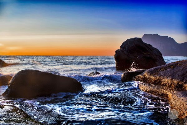 Bild: Nordmeer bei Utakleiv, Lofoten, Vestvagoya, Norwegen, "golden late night"", www.2u-pictureworld.de