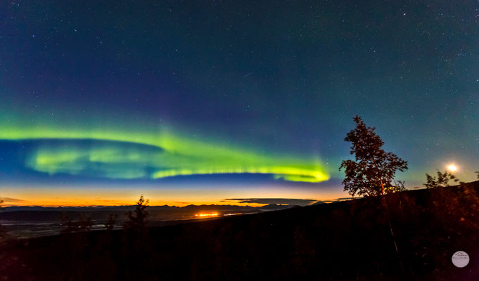 Bild: aurora borealis over Gobblers Knob on the Dalton Highway, Alaska, USA at the end of August 2016, "light painting"; www.2u-pictureworld.de