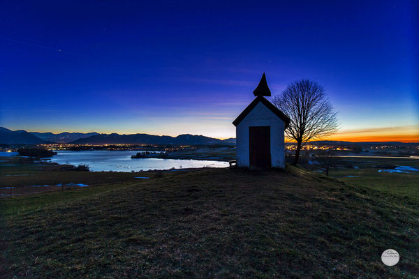 Bild: Mesnerhauskapelle, Aidlinger Höhe, Riegsee, "blue hour land", www.2u-pictureworld.de