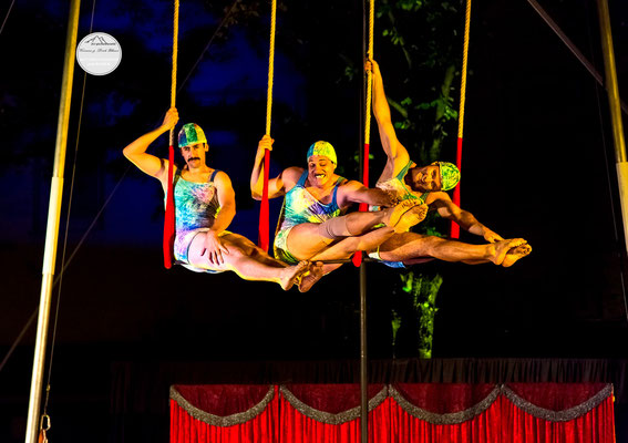 Bild: Welttheater der Straße Schwerte 2015, Artistengruppe "Elegants" aus Spanien, "Dehnübung", www.2u-pictureworld.de