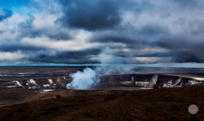 Bild: Kilaua Caldera at Volcano Nationalpark, Hawaii, "Kilaua caldera`s smoke"; www.2u-pictureworld.de