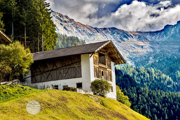 Bild: Heuschober und Stall auf der Videgg Alm Suedtirol, www.2u-pictureworld.de