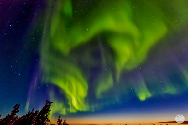 Bild: aurora borealis over Gobblers Knob on the Dalton Highway, Alaska, USA at the end of August 2016, "dancing in the dark"; www.2u-pictureworld.de