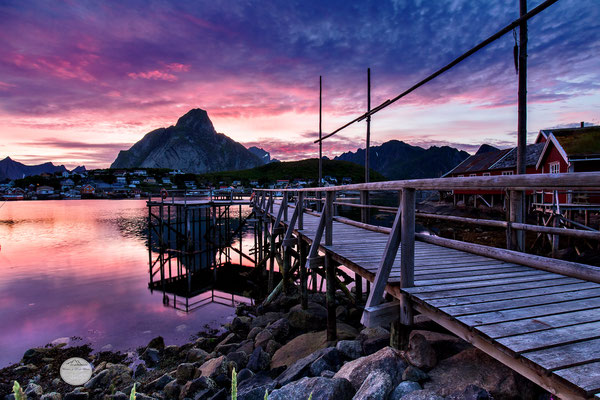 Bild: Reine at night, Moskenesoya Lofoten island, "red velvet night", www,2u-pictureworld.de