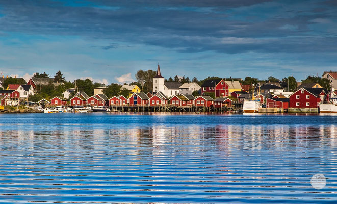 Bild: Reine, Moskenesoy Lofoten island, "sunlight illuminated", www,2u-pictureworld.de