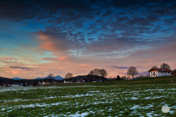 Bild: Ortsteil von Großweil mit Alpenblick, Bayern, "Großweil early morning hours"; www.2u-pictureworld.de