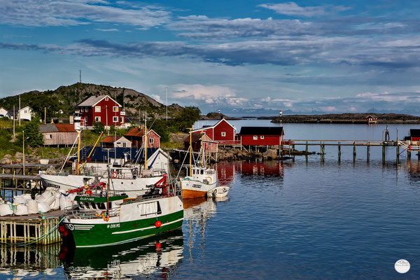 Bild: Hafenmole Reine, Lofoten, Norwegen, "sunlight village Reine"; www.2u-pictureworld.de